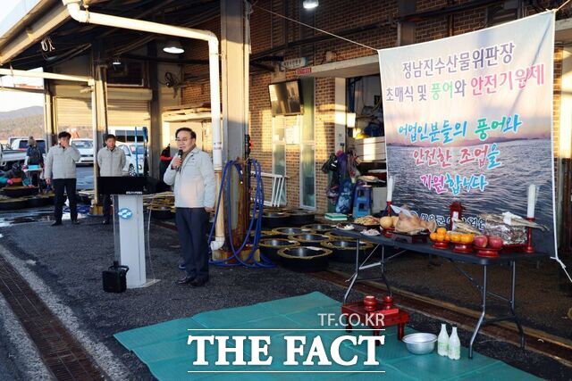 장흥군이 정남진수산물위판장에서 초매식 및 풍어와 안전기원제를 실시하고 있다. /장흥군