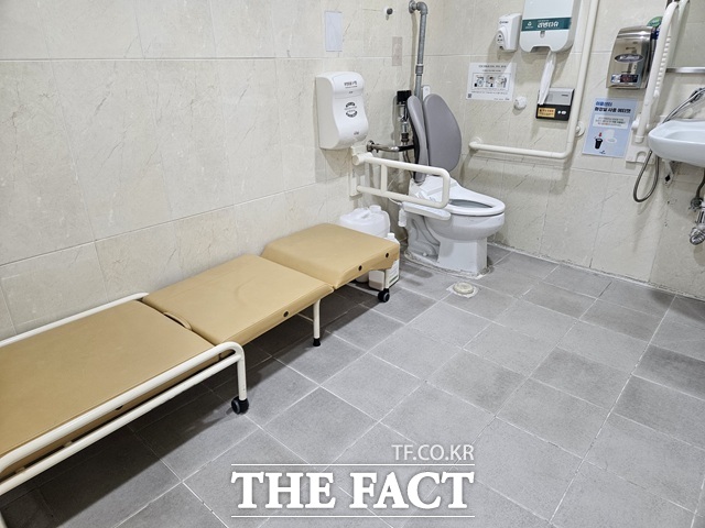 지난 8일 기자가 찾은 서울 영등포구 이룸센터 2층 여성 장애인 화장실에는 장애여성들이 누워서 생리대 등을 교체할 수 있는 간이침대가 있었다. 사진은 이룸센터 2층 여성 장애인 화장실 내부 모습. /김명주 기자