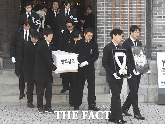 배우 고(故) 안성기의 장례미사가 9일 오전 서울 중구 명동대성당에 열린 가운데 배우 이정재와 정우성, 설경구, 조우진 등 후배 배우들이 영결식을 위해 이동하고 있다. /박헌우 기자·김성렬 인턴기자