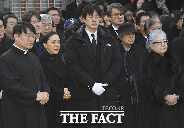 배우 고(故) 안성기의 장례미사가 9일 오전 서울 중구 명동대성당에 열린 가운데 배우 이정재와 정우성, 설경구, 조우진 등 후배 배우들이 영결식을 위해 이동하고 있다. /박헌우 기자·김성렬 인턴기자