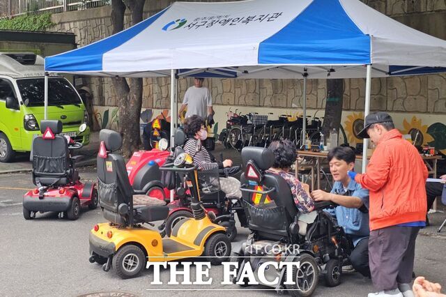 광주시 서구가 전동휠체어·전동스쿠터 이용자를 대상으로 안전교육과 수리·세척 서비스를 제공하며 이동기기 이용자의 안전과 편의를 지원하고 있다./광주시 서구