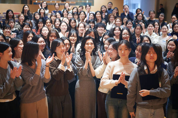 두을장학재단이 '2026년 장학증서 수여식'을 열고, 차세대 여성 인재 양성에 나섰다. /두을장학재단