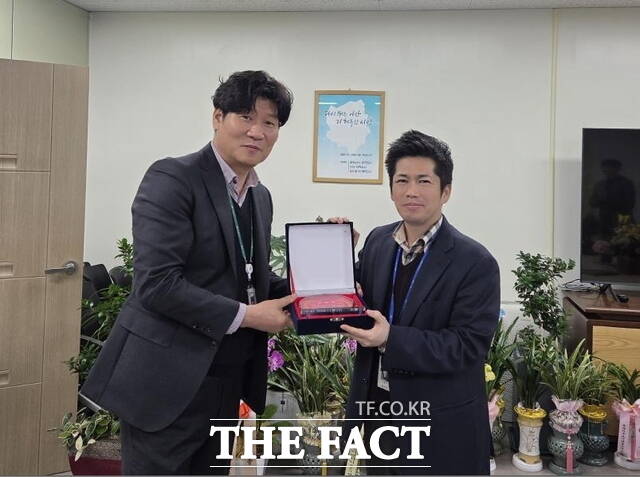 윤수진 아산시 도시개발국장과 담당 팀장이 충남도지사 표창을 전수받고 기념 촬영을 하고 있다. /아산시