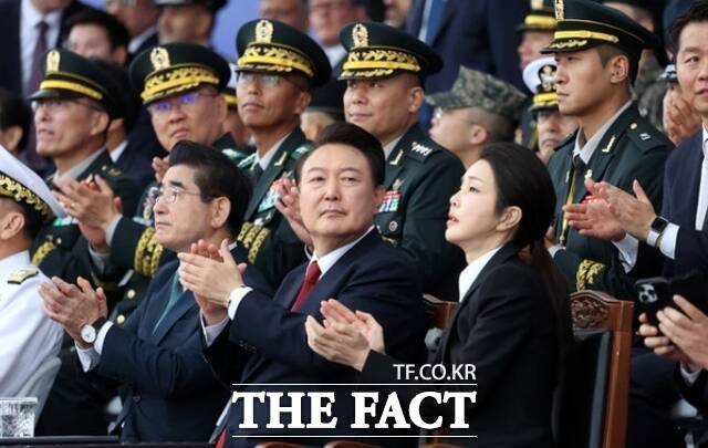 조은석 특별검사팀(내란특검)이 윤석열 전 대통령에 대한 내란 우두머리 혐의 공소장을 변경했다. 변경된 공소장에는 윤 전 대통령과 김용현 전 국방부 장관이 비상계엄을 모의한 시기를 기존 2024년 3월에서 2023년 10월로 앞당겼다. /뉴시스