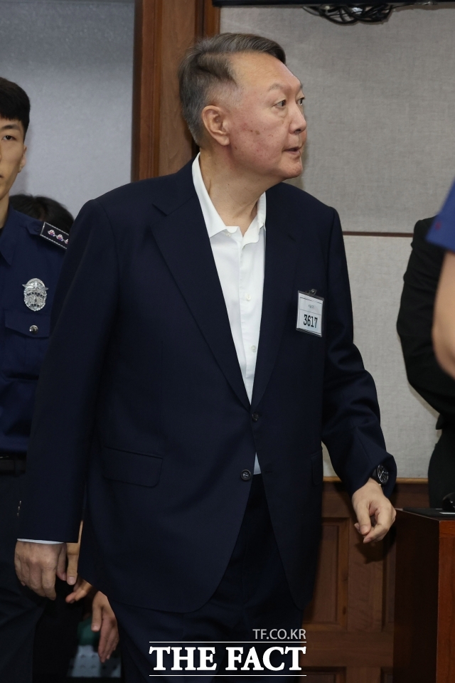 윤석열 전 대통령이 지난해 9월 26일 서울 서초동 서울중앙지법에서 열린 특수공무집행방해 혐의 재판에 출석하고 있다./사진공동취재단