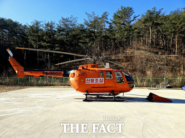 울진군이 산불 진화에 배치한 독일산 BO-105S 헬기. /울진군