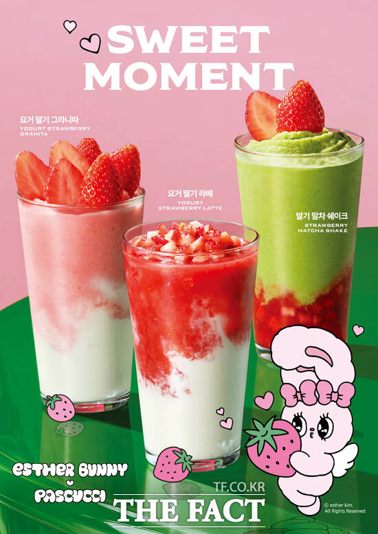 파스쿠찌가 '에스더버니'와 함께 딸기 음료 2종을 출시했다. /SPC