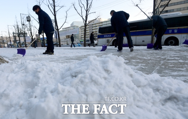 10일 서울 전역에 눈이 올 것으로 예보된 가운데 시는 9일 밤 11시부터 강설 대응 1단계를 발령하고 자치구 및 유관기관과 함께 제설 비상근무에 돌입한다. /더팩트 DB