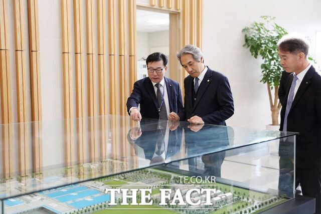 전남대학교 관계자가 앰코테크놀로지코리아 송도사업장을 방문해 둘러보고 있다. /전남대학교