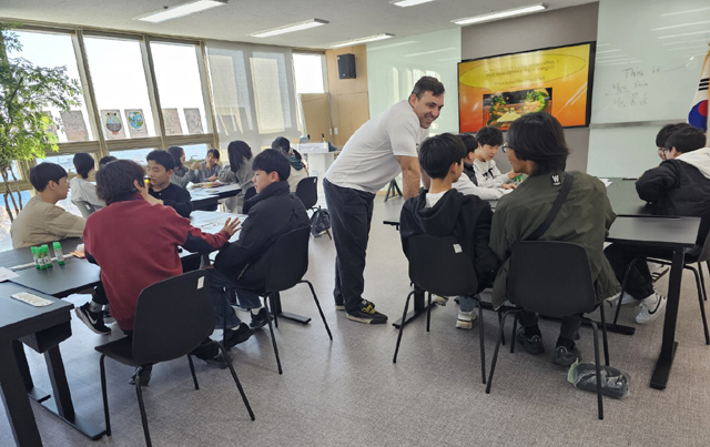 울릉군이 울릉중학교 1학년 학생 16명을 대상으로 오션브릿지 영어캠프를 운영했다. /울릉군