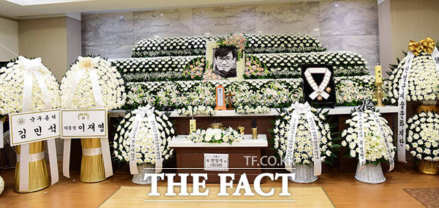 배우 안성기가 9일 오전 명동성당 추모 미사와 영결식을 끝으로 영면에 든다./사진공동취재단