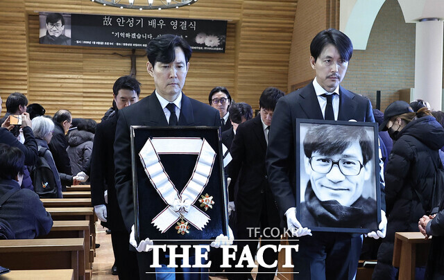 배우 이정재와 정우성을 비롯한 연예계 동료들이 영결식장을 나서고 있다.