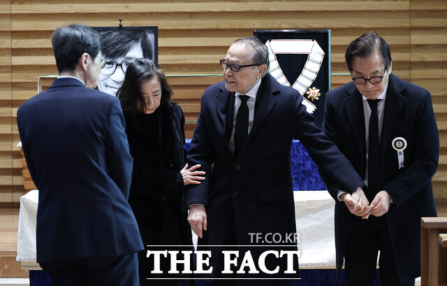 헌화하는 신영균 문화재단 이사장.