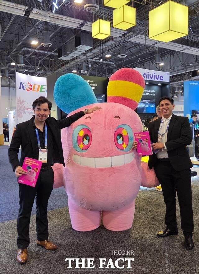 부산디지털자산거래소(Bdan·비단) 공식 캐릭터 '비바부(VIVABU)'가 미국 라스베이거스에서 열린 CES 2026에서 글로벌 참관객들과 첫 만남을 가졌다. /부산디지털자산거래소