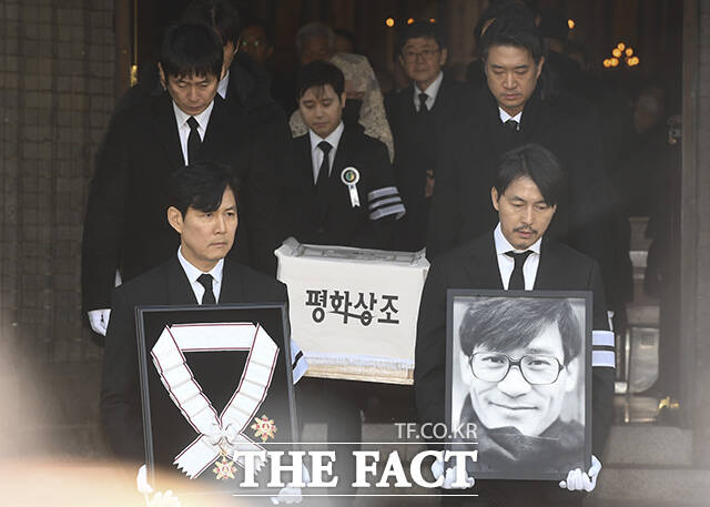 배우 고(故) 안성기의 장례미사가 9일 오전 서울 중구 명동대성당에 열린 가운데 배우 이정재와 정우성, 설경구, 조우진 등 후배 배우들이 영결식을 위해 이동하고 있다. /박헌우 기자·김성렬 인턴기자