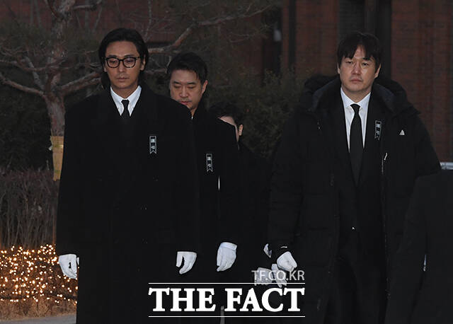 배우 고(故) 안성기의 장례미사가 9일 오전 서울 중구 명동대성당에 열린 가운데 배우 정우성(왼쪽)과 이정재가 고인의 영정과 금관문화훈장을 들고 입장하고 있다. /박헌우 기자·김성렬 인턴기자