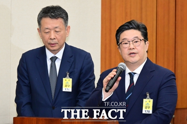 김병주 MBK파트너스 회장(오른쪽부터)과 김광일 MBK파트너스 부회장 겸 홈플러스 대표이사가 지난해 10월 14일 서울 여의도 국회 정무위원회에서 열린 공정거래위원회 등에 대한 국정감사에서 질의 답변을 하고 있다. /남윤호 기자