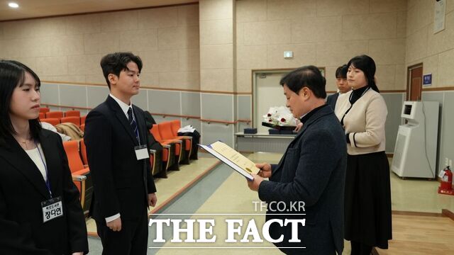 전남도교육청이 신규 지방공무원 임용장 수여식을 개최하고 있다. /전남도교육청