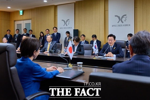 이재명 대통령이 2025년 10월 30일 경북 경주 APEC 정상회의장에서 다카이치 사나에 일본 총리와 정상회담을 갖고 있다. /청와대