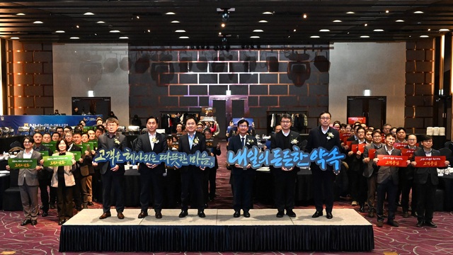 송춘수 대표이사(왼쪽 네번째)를 비롯한 임직원들이 기념촬영을 하고 있다. /NH농협손해보험