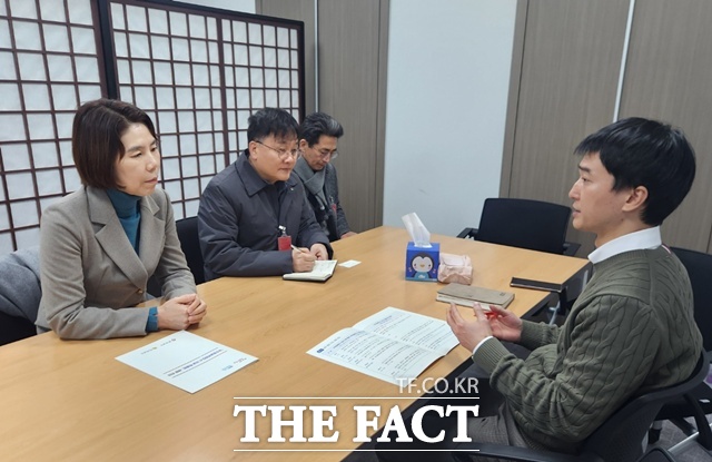 이미화(왼쪽 첫 번째)경남도 산업국장이 국토교통위국토법안심사소위원장실 선임비서관과 면담을 하고 있다. /경남도