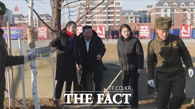 김정은 북한 국무위원장이 지난 5일 부인 리설주, 딸 김주애와 함께 해외군사작전 전투위훈기념관 건설 현장을 찾았던 모습. /뉴시스, 조선중앙TV 갈무리