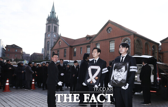 배우 이정재와 정우성을 비롯한 연예계 동료들이 9일 서울 중구 명동대성당에서 배우 故 안성기의 영정을 들고 영결식장으로 이동하고 있다. /김성렬 인턴기자