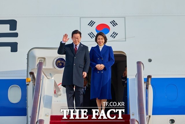 이재명 대통령과 지난 4일(현지시간) 오후 중국 베이징 서우두공항에 도착해 대통령 전용기인 공군1호기에서 손을 흔드는 모습. 이 대통령 오른쪽은 영부인 김혜경 여사. /청와대