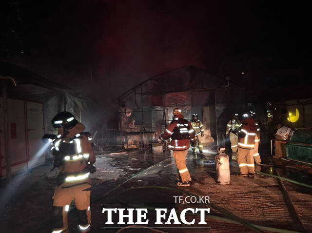 9밤12시 57쯤 영덕군 병곡면 백석리의 한 수산업체 인근 비닐하우스에서 불이나 소방당국이 진화에 나섰다. /경북소방본부