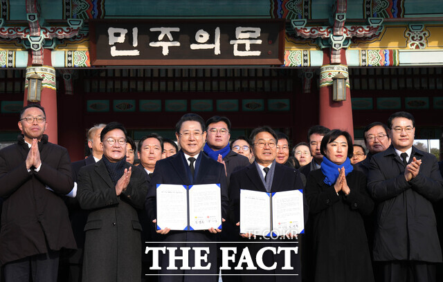 김영록 전남도지사와 강기정 광주시장이 지난 2일 광주 5·18민주묘지에서 참배를 마친 뒤 민주의 문 앞에서 전남·광주 행정통합 선언문을 발표하고 있다. /전남도