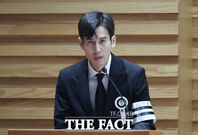 고인의 아들 안다빈 씨가 인사말을 하고 있다.