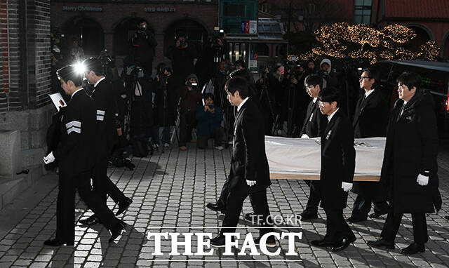 배우 고(故) 안성기의 장례미사가 9일 오전 서울 중구 명동대성당에 열린 가운데 배우 정우성(왼쪽)과 이정재가 고인의 영정과 금관문화훈장을 들고 입장하고 있다. /박헌우 기자·김성렬 인턴기자