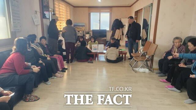 청양군 운곡면이 최근 영양2리 마을회관을 찾아 농어촌 기본소득 시범사업 신청을 받고 있다. /청양군
