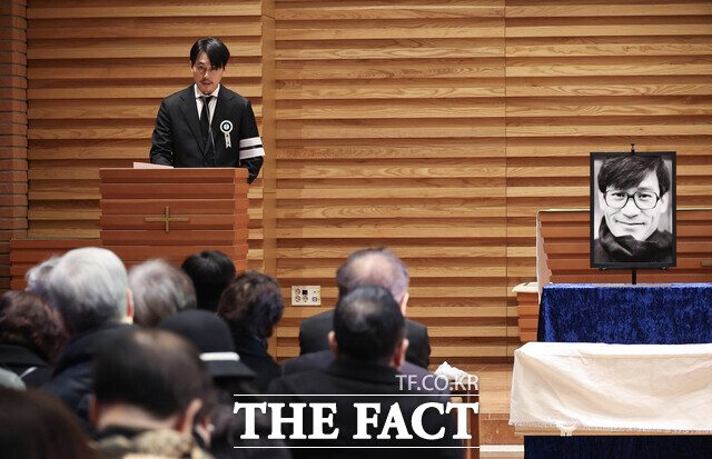 배우 故 안성기의 영결식이 열린 9일 서울 중구 명동대성당에서 배우 정우성이 추도사를 하고 있다.