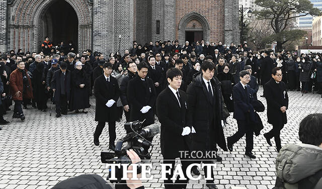 배우 고(故) 안성기의 장례미사가 9일 오전 서울 중구 명동대성당에 열린 가운데 배우 이정재와 정우성, 설경구, 조우진 등 후배 배우들이 영결식을 위해 이동하고 있다. /박헌우 기자·김성렬 인턴기자