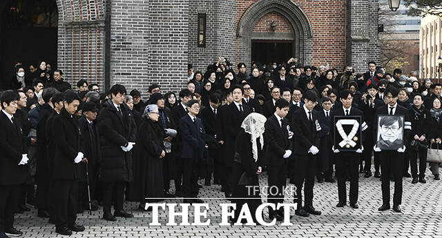 배우 고(故) 안성기의 장례미사가 9일 오전 서울 중구 명동대성당에 열린 가운데 배우 이정재와 정우성, 설경구, 조우진 등 후배 배우들이 영결식을 위해 이동하고 있다. /박헌우 기자·김성렬 인턴기자