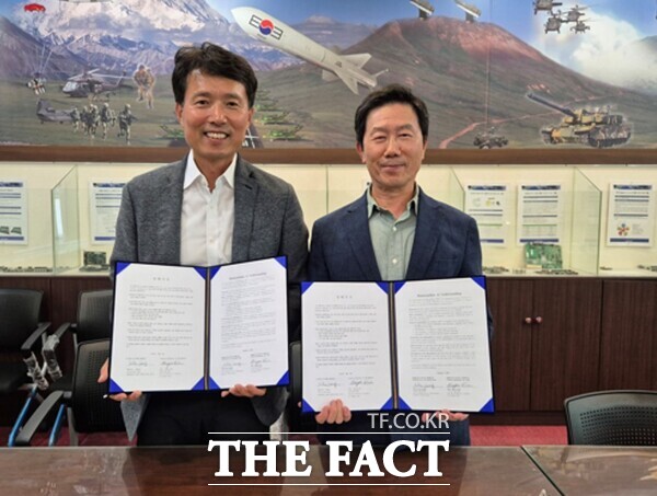 두시텍과 미국 방산기업 센트론 인더스트리가 양해각서(MOU)를 체결하고 있다. /두시텍