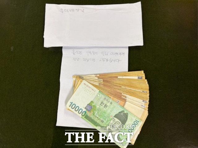 전북 고창군 흥덕우체국 앞 우체통에 익명의 기부자가 271만 원이 든 봉투를 넣고 떠났다고 군이 8일 밝혔다. /고창군