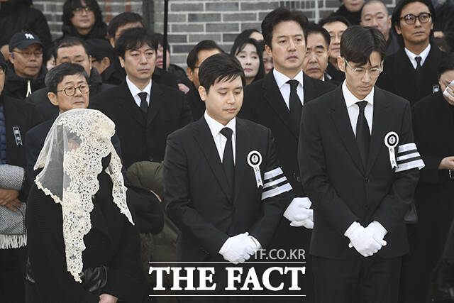 배우 고(故) 안성기의 장례미사가 9일 오전 서울 중구 명동대성당에 열린 가운데 배우 이정재와 정우성, 설경구, 조우진 등 후배 배우들이 영결식을 위해 이동하고 있다. /박헌우 기자·김성렬 인턴기자