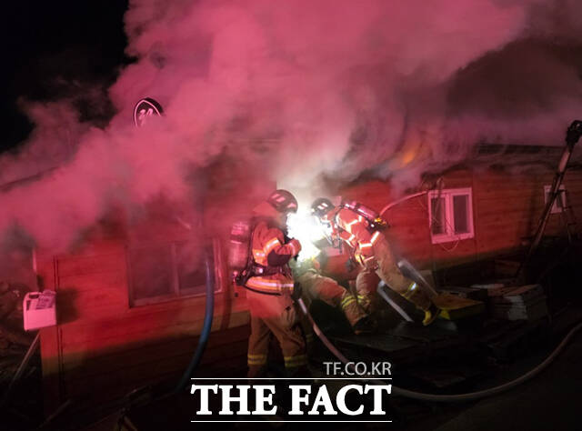 8일 오후 9시 25분쯤 김천시 덕곡동의 한 단독주택에서 화재가 발생해 소방대원이 내부를 수색하던 중 70대 남성과 여성 등 2명을 심정지 상태로 발견했다./ 경북소방본부