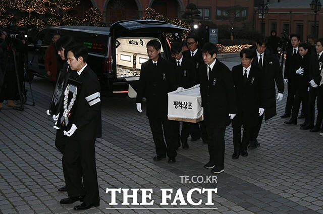 배우 고(故) 안성기의 장례미사가 9일 오전 서울 중구 명동대성당에 열린 가운데 배우 정우성(왼쪽)과 이정재가 고인의 영정과 금관문화훈장을 들고 입장하고 있다. /박헌우 기자·김성렬 인턴기자