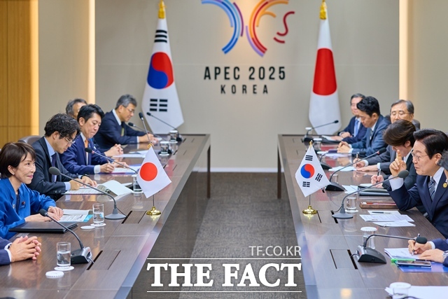 이재명 대통령은 오는 13일 일본 나라에서 열리는 다카이치 사나에 일본 총리와 정상회담에서 조세이 탄광 등 과거사 문제를 논의한다. 이 대통령이 2025년 10월 30일 경북 경주 APEC 정상회의장에서 다카이치 사나에 일본 총리와 정상회담을 갖고 있다. /청와대