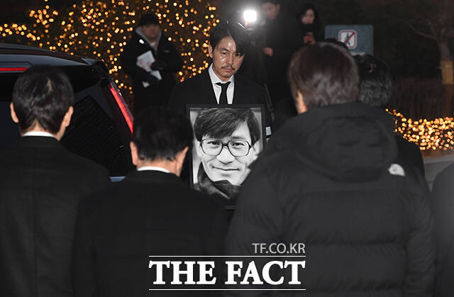 배우 고(故) 안성기의 장례미사가 9일 오전 서울 중구 명동대성당에 열린 가운데 배우 정우성(왼쪽)과 이정재가 고인의 영정과 금관문화훈장을 들고 입장하고 있다. /박헌우 기자·김성렬 인턴기자