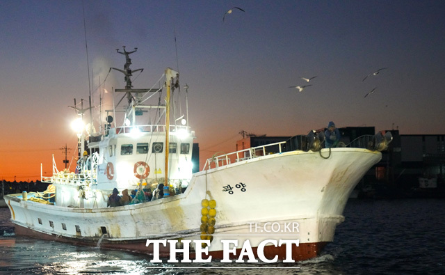 조업을 마친 어선이 울진군 죽변항으로 입항하고 있다. /울진군