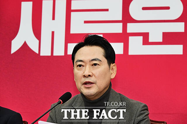 장동혁 국민의힘 대표가 발표한 쇄신안에 대해 강성 지지층의 반발이 거세다. 당 일각에서도 실기했다는 비판이 제기된다. 사진은 장 국민의힘 대표가 8일 국회에서 열린 최고위원회의에 참석해 발언하는 모습. /배정한 기자