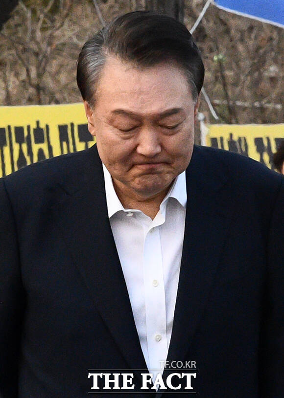 법원의 구속취소 청구 인용으로 석방된 윤석열 전 대통령이 지난해 3월 8일 오후 5시 40분쯤 경기도 의왕시 서울구치소를 빠져나오며 지지자들에게 인사하고 있다./서예원 기자