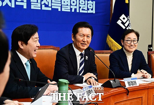 정청래 민주당 대표가 9일 경남 창원 의창구 민주당 경남도당에서 열린 민생 현장 최고위원회의에서 국민의힘이 당명을 어떻게 바꾸든 윤 못 잊어당, 윤 물망초당이라고 국민들이 생각하지 않겠나라고 주장했다. /배정한 기자