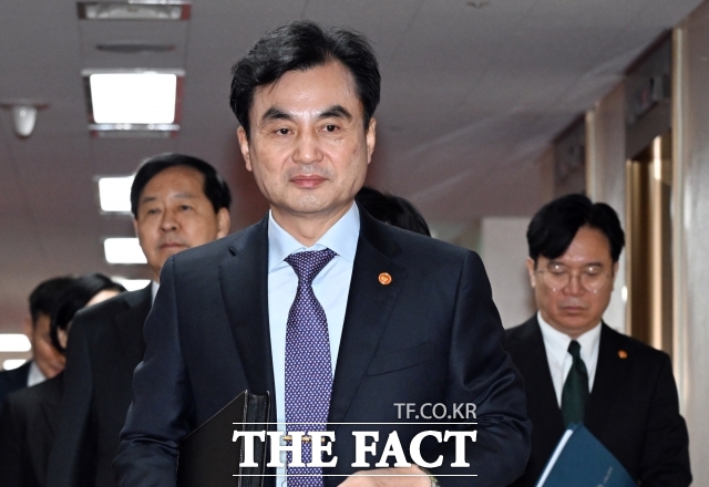 국방부는 한국이 무인기를 북한 영공에 침투시켰다는 북한 주장에 대해 우리 군 보유 기종이 아니라며 민간 영역에서 운용했을 가능성을 조사하겠다고 10일 밝혔다. 사진은 안규백 국방부 장관이 2025년 10월 28일 오전 서울 종로구 정부서울청사에서 열린 국무회의에 참석하러 가는 모습. /임영무 기자