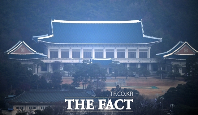 청와대 대변인실은 10일 낮 12시 김현종 국가안보실 1차장 주재로 국가안전보장회의 실무조정회의가 개최될 예정이라고 밝혔다. 한국이 북한에 무인기를 침투시켰다는 북한 주장에 대응하기 위해서다. 사진은 2025년 12월 29일 청와대 본관. /임영무 기자