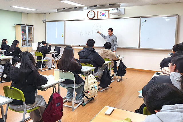 예천군민장학회가 10일부터 다음 달 7일까지 고교 희망 아카데미 겨울방학 특강을 운영하고 있다. /예천군